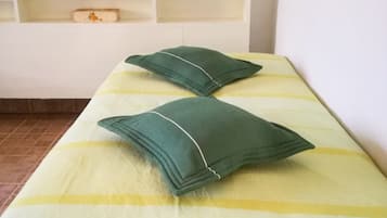 3 habitaciones, tabla de planchar con plancha, internet y ropa de cama