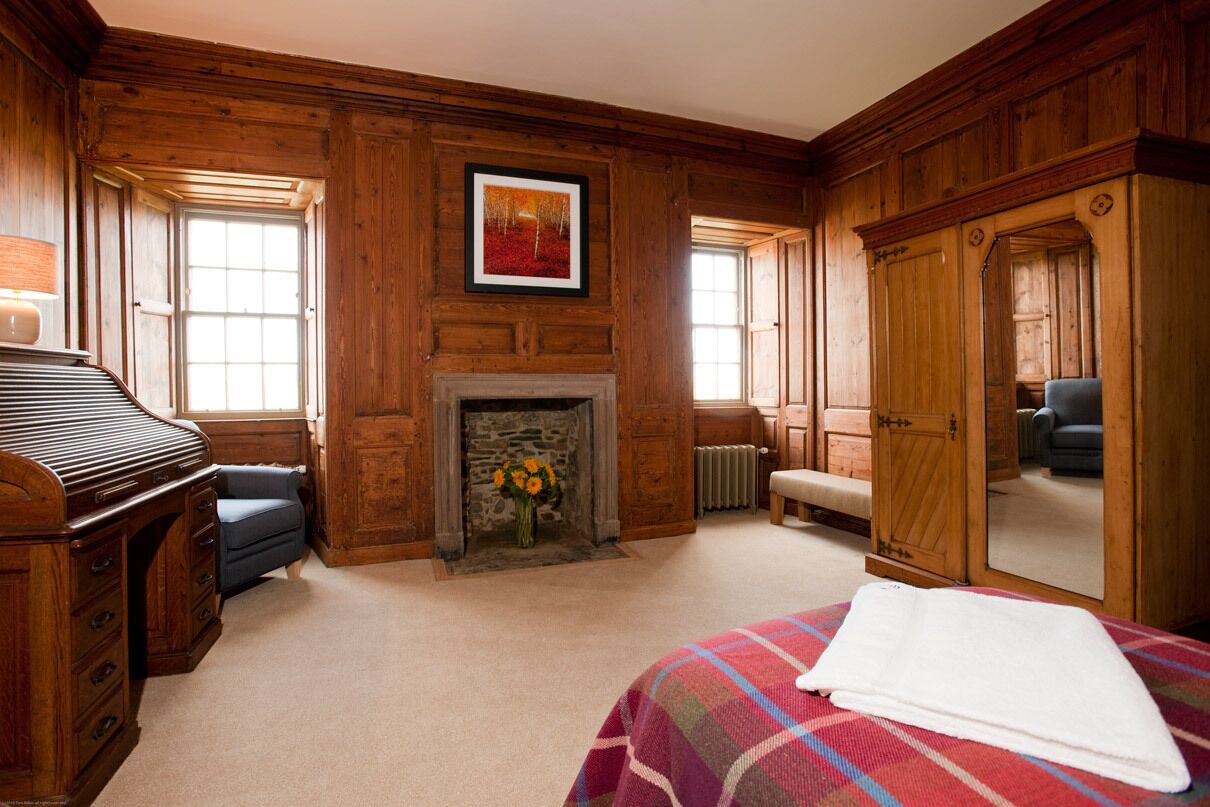 9 habitaciones, tabla de planchar con plancha y cuna de viaje 