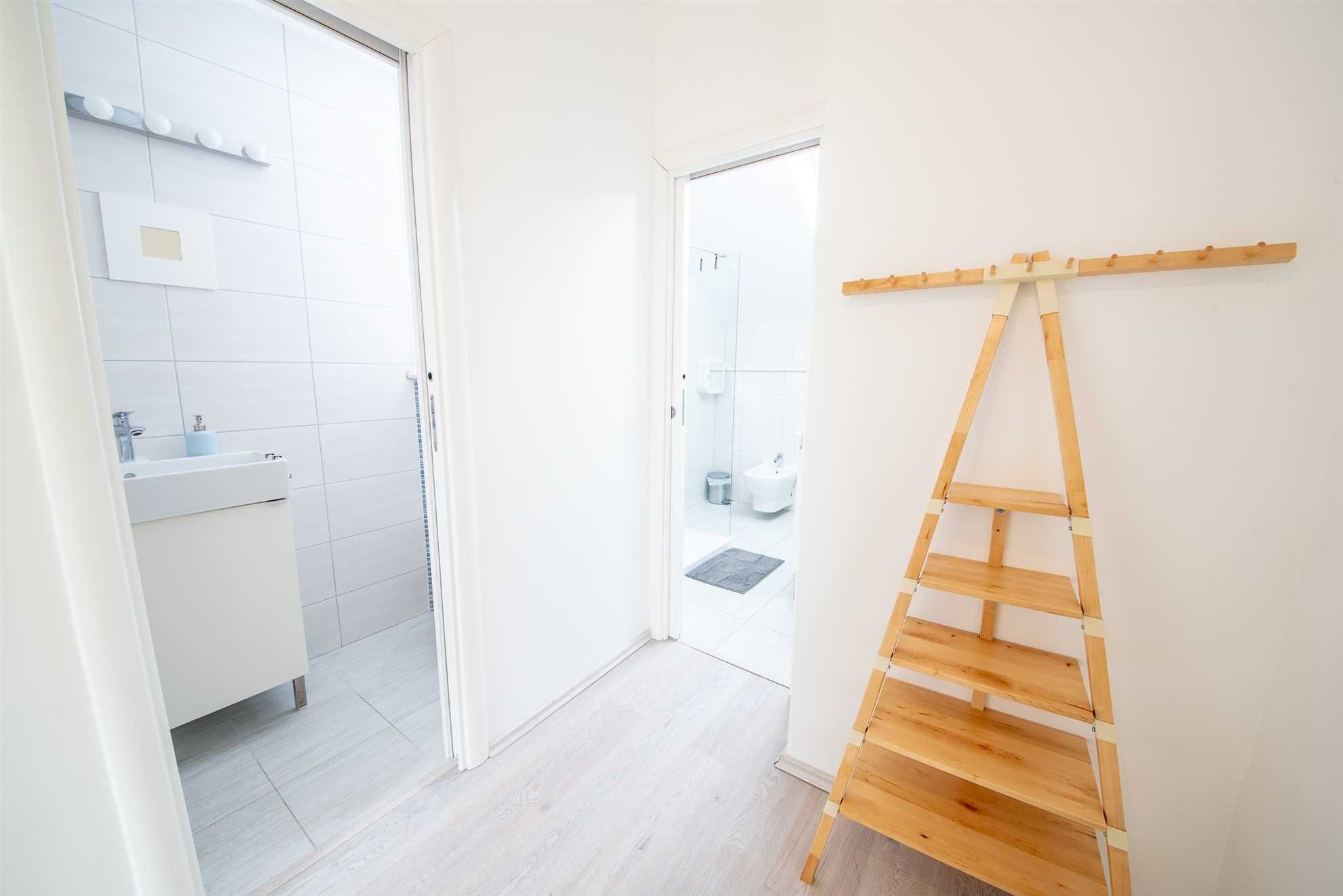 Combined shower/bathtub, hair dryer, towels
