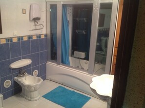 Combined shower/bathtub, hair dryer, bidet, towels