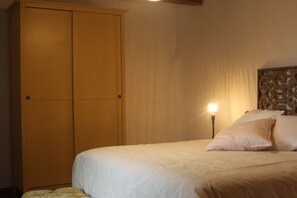 4 chambres, fer et planche à repasser, Wi-Fi, draps fournis