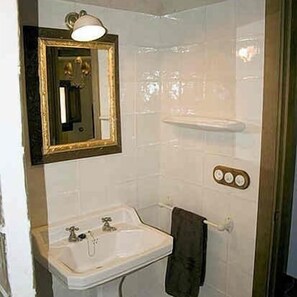 Baignoire, sèche-cheveux, serviettes fournies, savon