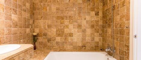 Combined shower/bathtub, hair dryer, bidet, towels