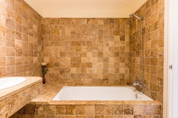 花灑/浴缸組合、風筒、坐浴桶、提供毛巾