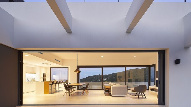 Ein modernes Interieur mit Essbereich, Küche und einer Sitzecke mit Blick.