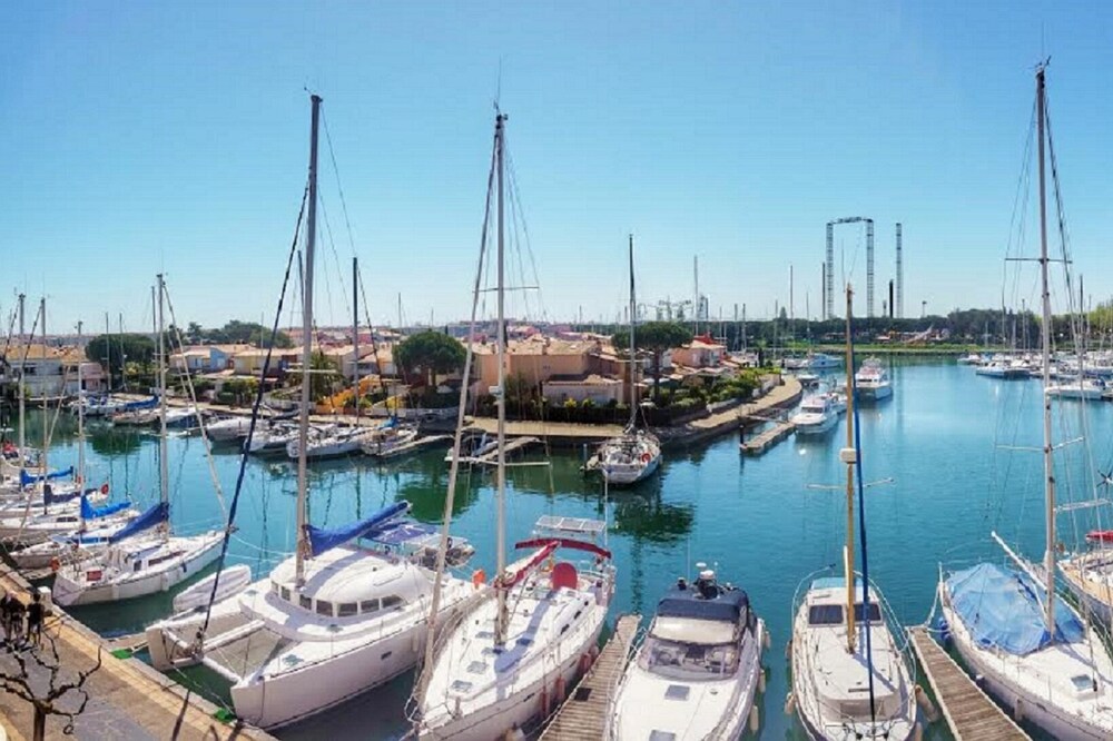 Studio 2-4 people fully equipped facing the harbor malfato