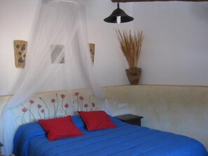 3 bedrooms, travel crib, WiFi, bed sheets