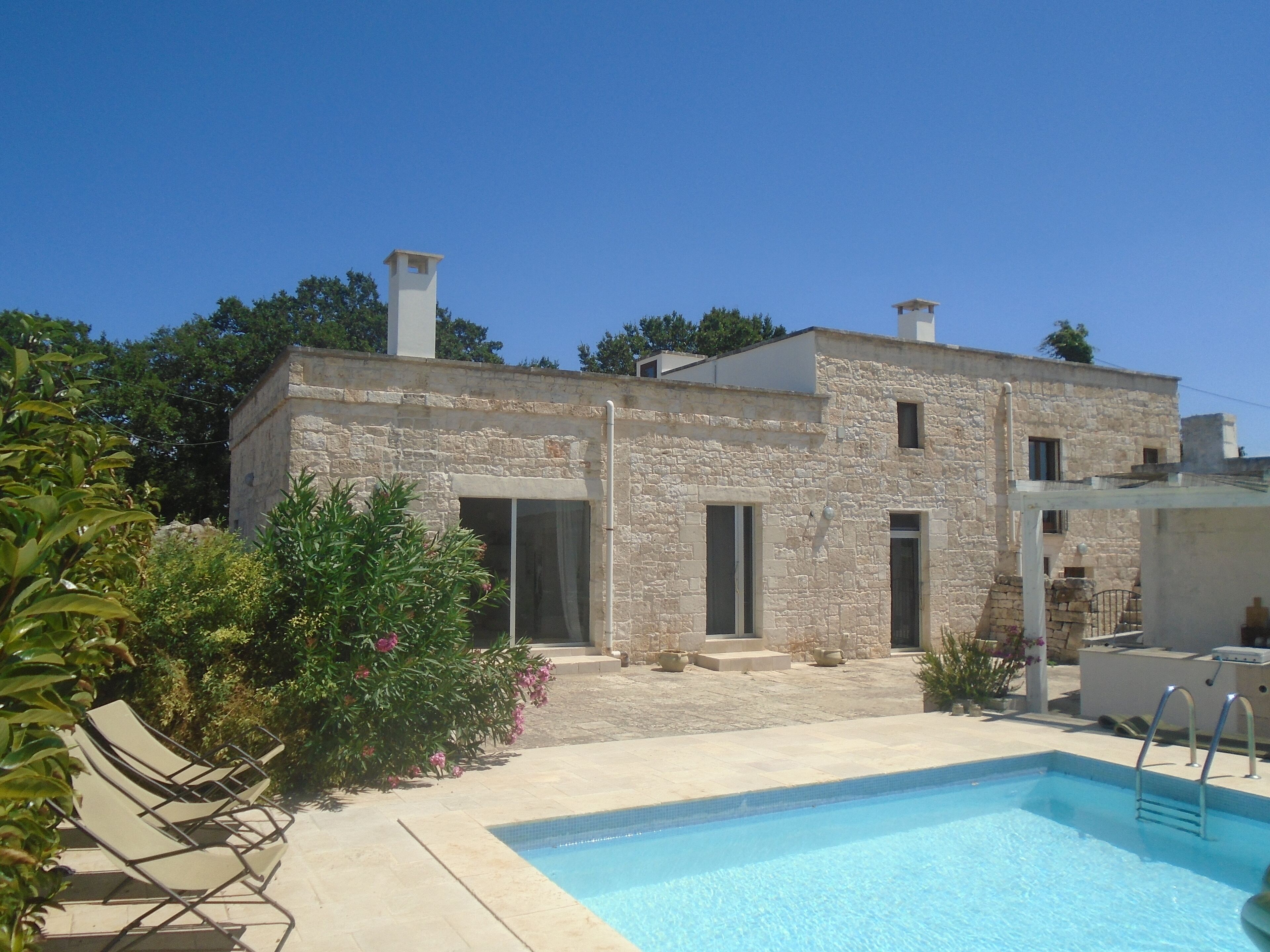 4 Bedroom 3 Shower room House in 2 acres with POOL- ideal 2 families