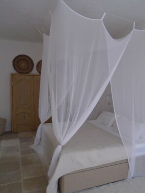 4 makuuhuonetta, silitysrauta/-lauta, ilmainen Wi-Fi, vuodevaatteet