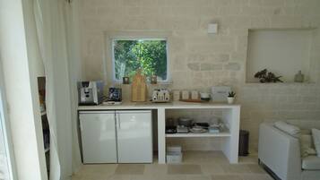 Een koelkast, een magnetron, een oven, een kookplaat