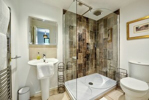 Doccia, asciugacapelli, asciugamani, sapone