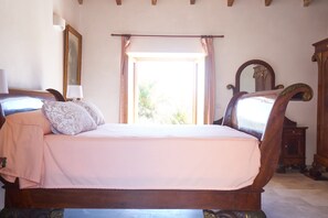 4 habitaciones, tabla de planchar con plancha, internet y ropa de cama 