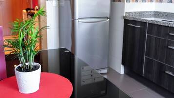 Frigorífico, microondas, horno y placa de cocina