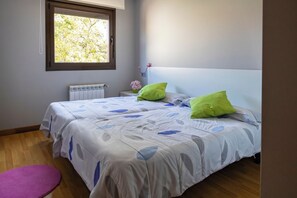 2 chambres, fer et planche à repasser, lit de bébé portatif, Wi-Fi
