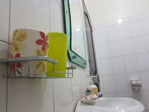 シャワー付き浴槽、タオル、石鹸、トイレットペーパー