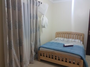 2 室のベッドルーム、デスク、アイロン / アイロン台、インターネット