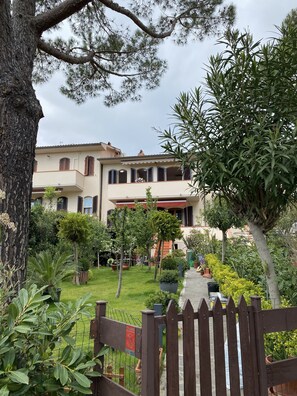 المنطقة المحيطة بالمنشأة