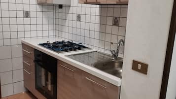 Réfrigérateur, four, plaque de cuisson, bouilloire électrique