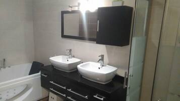 Ensemble douche/baignoire, sĂšche-cheveux, serviettes fournies