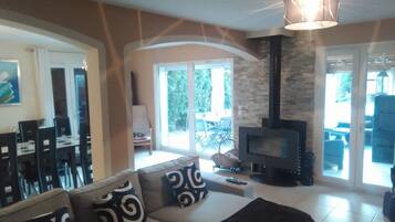 Télévision, cheminée, jeux vidéo, table de tennis de table