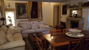 Fernseher, Kamin, Bücher
