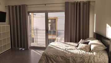 Iron/ironing board, internet, bed sheets