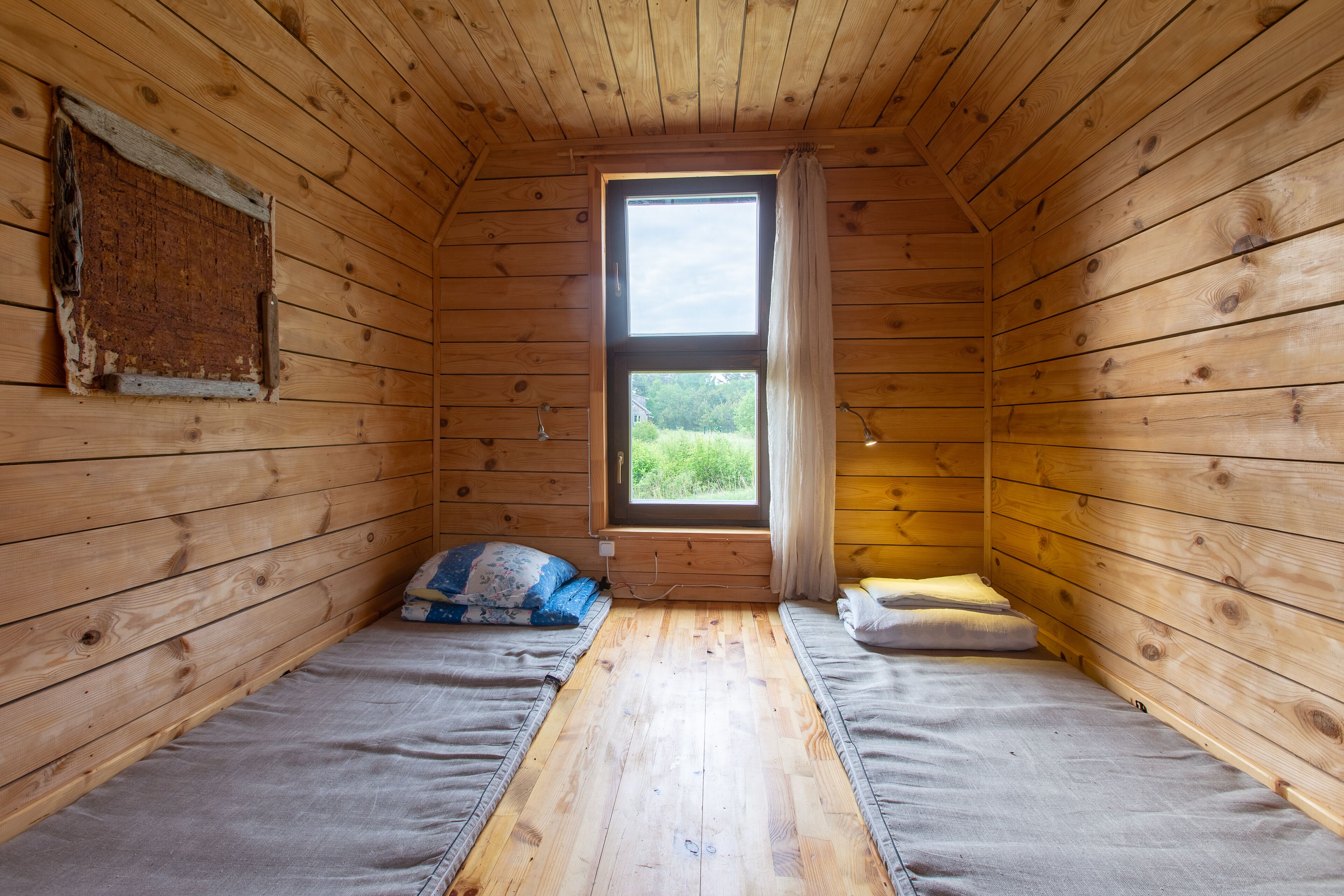 2 makuuhuonetta, työpöytä, Wi-Fi, vuodevaatteet