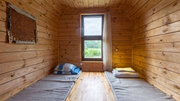 2 makuuhuonetta, työpöytä, Wi-Fi, vuodevaatteet