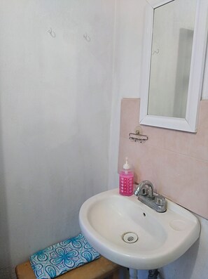 Dusch, handdukar, tvål och toalettpapper