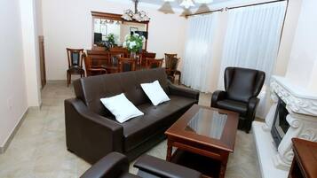 Tv, eldstad och dvd-spelare