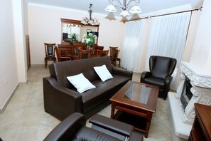 TV, fireplace, DVD player - The Tower I in Caraluega (Caleruega)