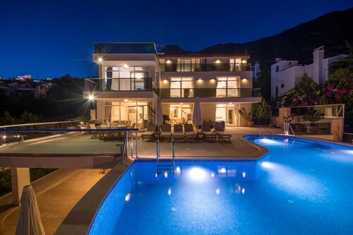 VİLLA NO COMPARE 6 BEDROOM AND 2 LIVING ROOM WITH 2 BIG SWIMING POOL IN KALAN