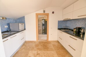 Mikrowelle, Geschirrspüler, Wasserkocher mit Kaffee-/Teezubehör