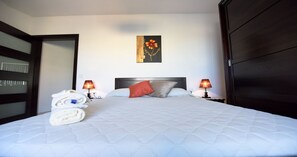 1 habitación, tabla de planchar con plancha, internet y ropa de cama 