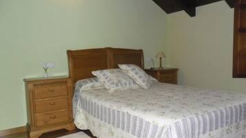 2 slaapkamers, een strijkplank/strijkijzer, beddengoed