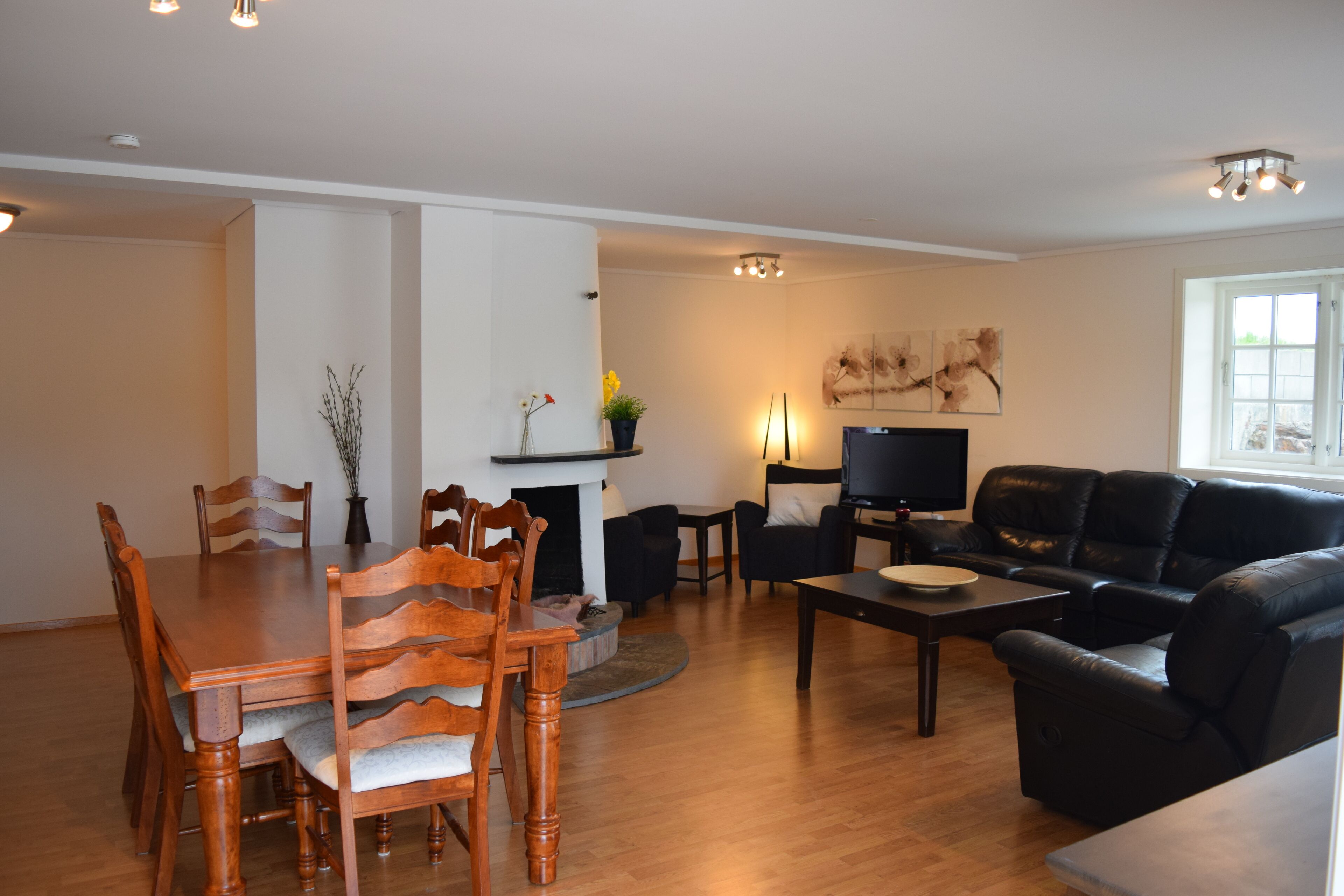 Ground Floor - Dining area & lounge area