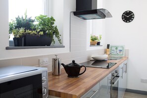 Een koelkast, een magnetron, een oven, een kookplaat