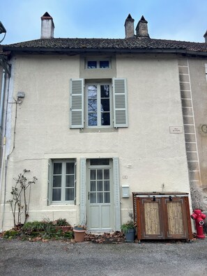 Exterior - Bridge Cottage is a charming stone built house in a picturesque village (Lusugny Sur Ouche)