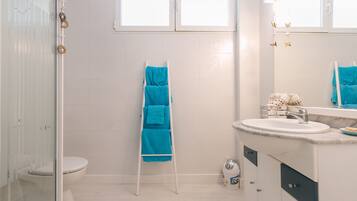 Dusch, hårtork och handdukar