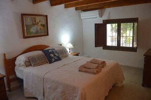 6 bedrooms, iron/ironing board, free WiFi, bed sheets