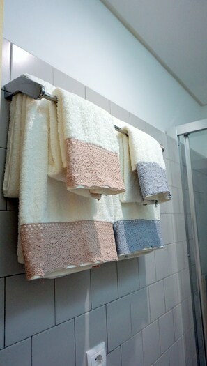 Articles de toilette gratuits, sèche-cheveux, peignoirs, chaussons