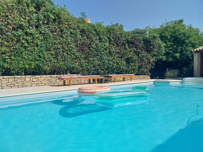 Beautiful house in a small Provencal village 20 'from Aix.