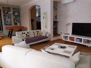 Smart TV, caminetto, tavolo da calcetto, tavolo da ping pong
