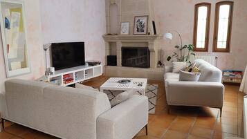 Smart-tv, een open haard, tafelvoetbal en een tafeltennistafel