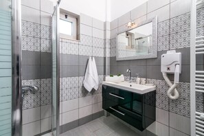 Douche, sèche-cheveux, serviettes fournies, papier toilette