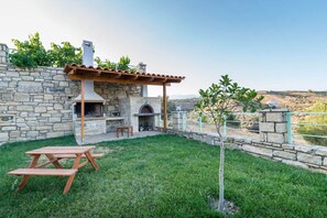 Outdoor dining - Peaceful fully-equipped villa Erato, Pitsidia - garden, swimming pool, BBQ, Wifi (Pitsidia, Crete)
