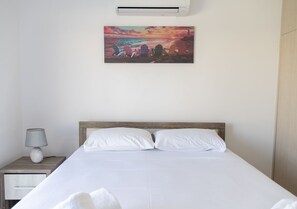 1 slaapkamer, een strijkplank/strijkijzer, internet, beddengoed