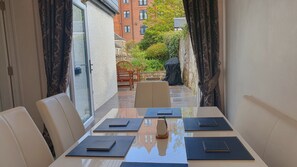Dining - Dunperrogh  Golfers paradise, ideal location 50 yards from 18th of Old Course (St Andrews)