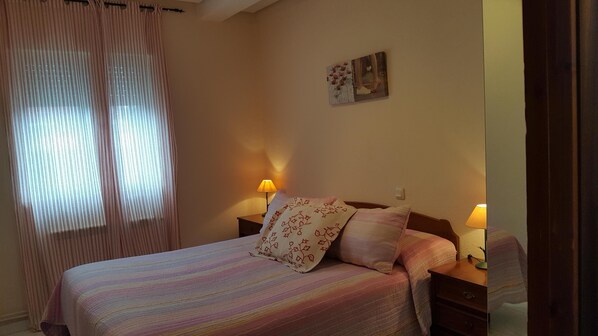 2 bedrooms, iron/ironing board, free WiFi, bed sheets