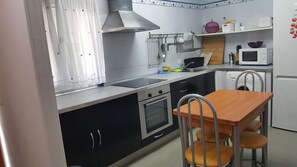 Frigorífic, microones, forn i placa de cuina 